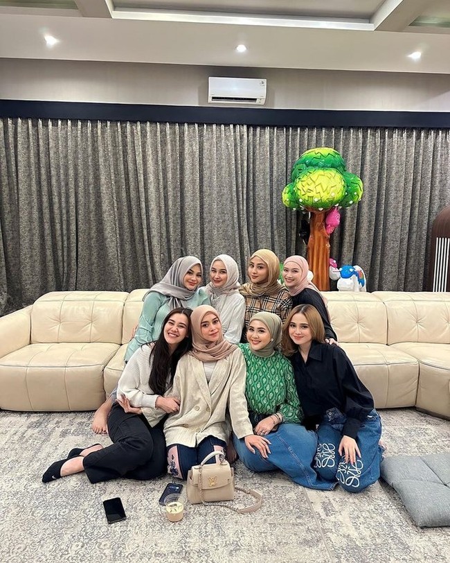 Putri sulung Reza Artamevia itu tampak hadir dan mengikuti acara bersama para anggota geng Mamayu. Ia bahkan terlihat sudah akrab dengan para anggota geng Mamayu. Foto: Instagram