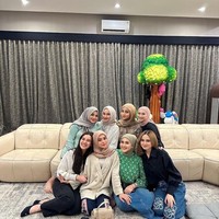 Putri sulung Reza Artamevia itu tampak hadir dan mengikuti acara bersama para anggota geng Mamayu. Ia bahkan terlihat sudah akrab dengan para anggota geng Mamayu. Foto: Instagram