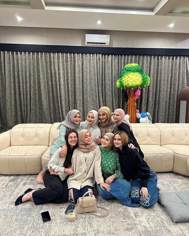 Kehadiran Aaliyah Massaid langsung jadi sorotan. Pasalnya belakangan ini Aaliyah tengah digosipkan memiliki hubungan spesial dengan adik ipar Aurel Hermansyah, Thariq Halilintar. Foto: Instagram