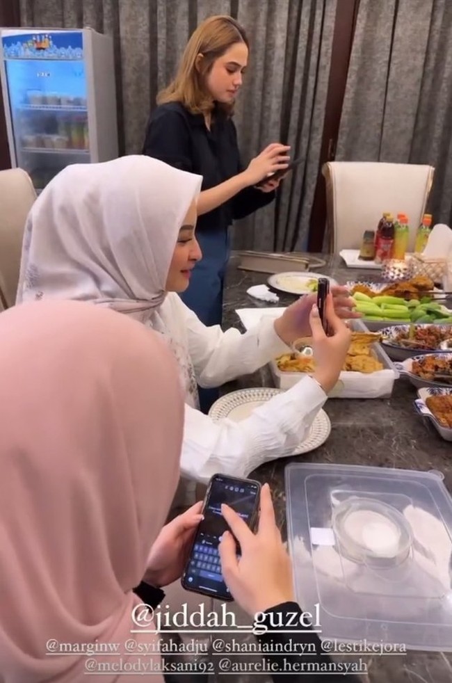Acara arisan geng Mamayu sendiri tampak seru dan mengasyikkan. Masing-masing anggota membawa makanan sendiri-sendiri dan kemudian disantap bersama. Foto: Instagram