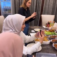Acara arisan geng Mamayu sendiri tampak seru dan mengasyikkan. Masing-masing anggota membawa makanan sendiri-sendiri dan kemudian disantap bersama. Foto: Instagram