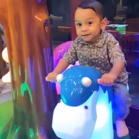 Berlangsung di rumah Aurel Hermansyah pada Kamis (21/9/23), terlihat Lesti Kejora yang membawa serta anaknya, baby Leslar. baby Leslar pun tampak asyik bermain bersama anak Aurel Hermansyah, Ameena. Foto: Instagram