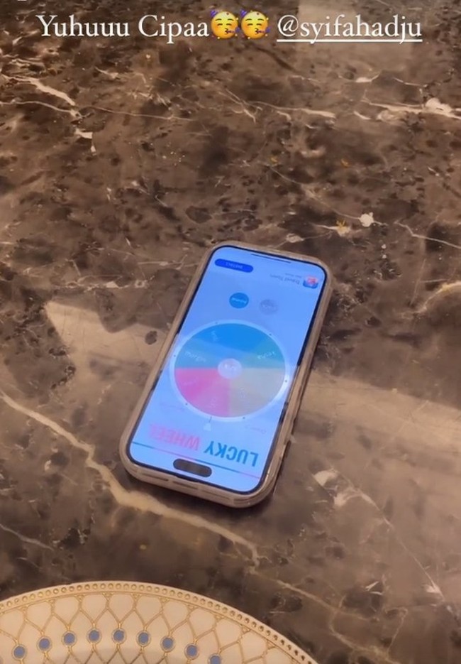 Momen mendebarkan saat proses pengundian pemenang arisan. Kali ini rupanya Syifa Hadju yang menjadi pemenangnya. Foto: Instagram