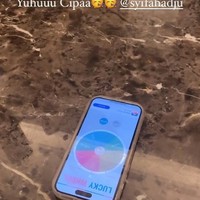 Momen mendebarkan saat proses pengundian pemenang arisan. Kali ini rupanya Syifa Hadju yang menjadi pemenangnya. Foto: Instagram