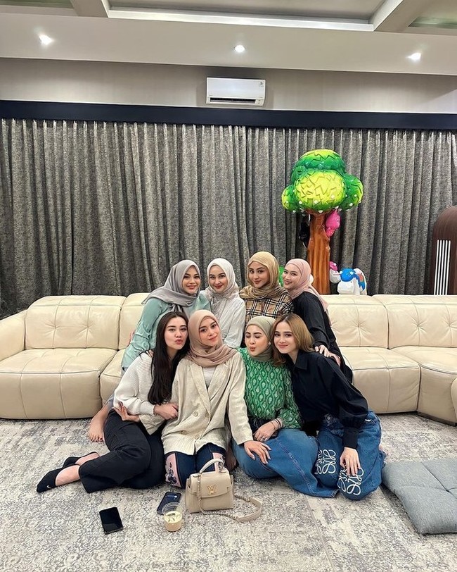Geng Mamayu yang beranggotakan Aurel Hermansyah, Syifa Hadju, Lesti Kejora, Margin Wieheerm, Kesha Ratuliu, Melody Nurramdhani, dan Shania Indriani kembali menggelar pertemuan untuk mengadakan arisan. Terlihat sedikit berbeda, kali ini pertemuan geng Mamayu itu dihadiri oleh Aaliyah Massaid. Foto: Instagram