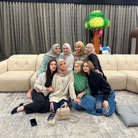Geng Mamayu yang beranggotakan Aurel Hermansyah, Syifa Hadju, Lesti Kejora, Margin Wieheerm, Kesha Ratuliu, Melody Nurramdhani, dan Shania Indriani kembali menggelar pertemuan untuk mengadakan arisan. Terlihat sedikit berbeda, kali ini pertemuan geng Mamayu itu dihadiri oleh Aaliyah Massaid. Foto: Instagram