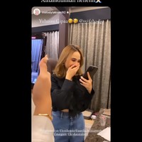 Namanya terpilih sebagai pemenang, Syifa Hadju pun tampak terkejut dan langsung tersenyum gembira. Momen tersebut pun langsung direkam oleh para anggota geng Mamayu. Foto: Instagram