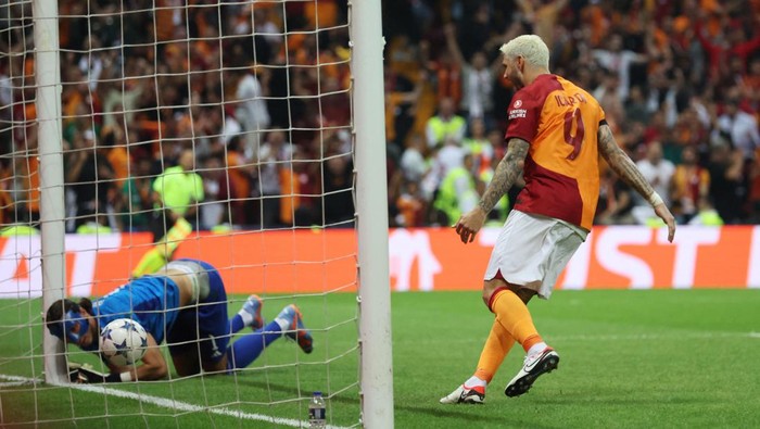 Soccer Football - Champions League - Group A - Galatasaray v FC Copenhagen - Rams Park, Istanbul, Turkey - September 20, 2023 Galatasarays Mauro Icardi celebrates as teammate Tete scores their second goal REUTERS/Murad Sezer