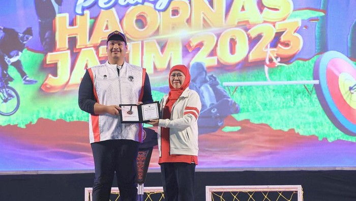 Gubernur Khofifah dapat bibit pohon beringin dari Menpora RI atas dedikasinya di dunia olahraga