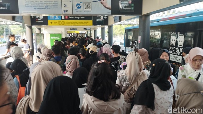 Halte GBK Padat jelang konser SMTOWN