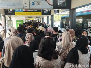 Ada Perayaan Natal di GBK, Penumpang Bus TransJ Menumpuk di Halte