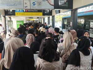 Ada Perayaan Natal di GBK, Penumpang Bus TransJ Menumpuk di Halte