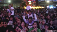 Ratu Dangdut tersebut membawakan deretan lagu yang mampu membuat penonton joget. 