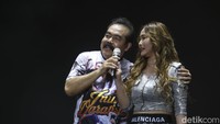 Tak lengkap penampilan Inul tanpa kehadiran sang suami yaitu Adam Suseno, para penonton pun kompak memanggilkan Mas Adam. 