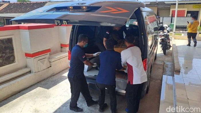 Jenazah ajudan Kapolda Kalimantan Utara (Kaltara), Brigpol Setyo Herlambang (SH), dibawa ke RS Bhayangkara Semarang. Petugas akan melakukan proses autopsi terhadap jenazah korban, Sabtu (23/9/2023).