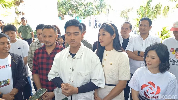 Kaesang bersama istrinya, Erina Gudono, usai menerima KTA PSI di kediaman Sumber, Solo, Sabtu (23/9/2023).