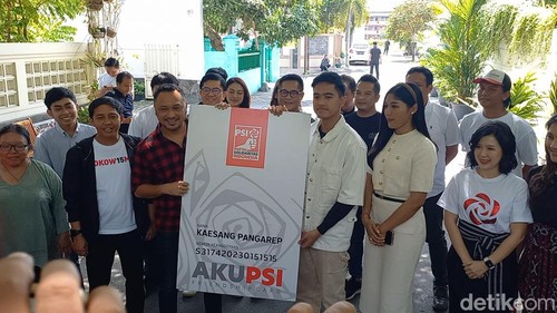 Kaesang menerima KTA PSI di kediaman Sumber, Solo, Sabtu (23/9/2023).