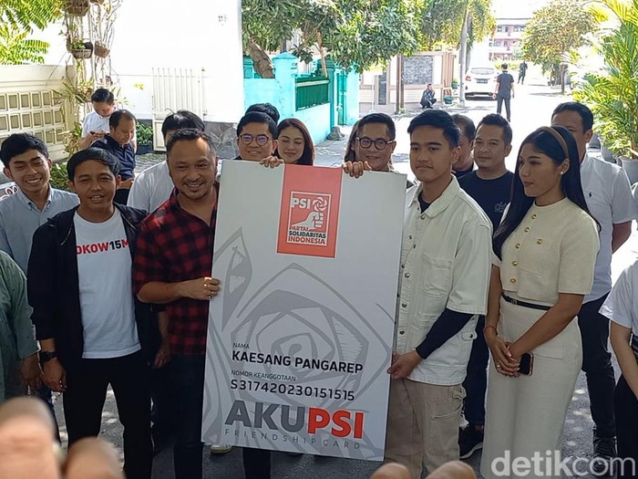 Kaesang menerima KTA PSI di kediaman Sumber, Solo, Sabtu (23/9/2023).