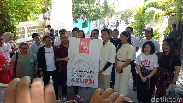 Kaesang menerima KTA PSI di Sumber, Solo, Sabtu (23/9/2023).