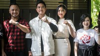 Dalam Friendship Card yang dicetak versi besar itu, terdapat logo PSI, nama Kaesang Pangarep, dan nomor anggota S317420230151515. Dalam penyerahan itu, Kaesang didampingi sang istri, Erina Gudono serta perwakilan PSI meliputi Ketua Dewan Pembina PSI Jeffry Geovani, Wakil Ketua Dewan Pembina PSI Grace Natalie, Sekwan Pembina PSI Raja Juli Antoni, Ketua Umum Giring Ganesha, dan Sekjen PSI Isyana Bagoes Oka.