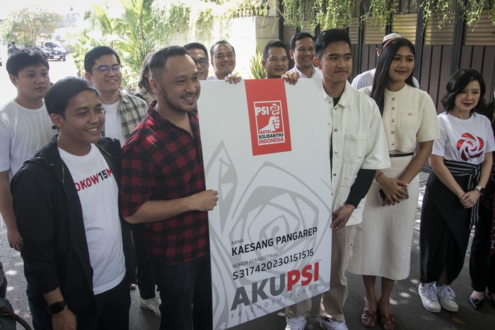 Putra bungsu Presiden Joko Widodo, Kaesang Pangarep berdiri di dapen pintu usai menerima friendship card atau Kartu Tanda Anggota (KTA) PSI secara simbolis di Sumber, Solo, Jawa Tengah, Sabtu (23/9/2023). Kaesang Pangarep resmi bergabung menjadi anggota Partai Solidaritas Indonesia (PSI) setelah menerima KTA yang diserahkan secara langsung oleh sejumlah petinggi PSI. ANTARA FOTO/Mohammad Ayudha/rwa.