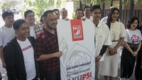 Putra bungsu Presiden Joko Widodo, Kaesang Pangarep berdiri di dapen pintu usai menerima friendship card atau Kartu Tanda Anggota (KTA) PSI secara simbolis di Sumber, Solo, Jawa Tengah, Sabtu (23/9/2023).