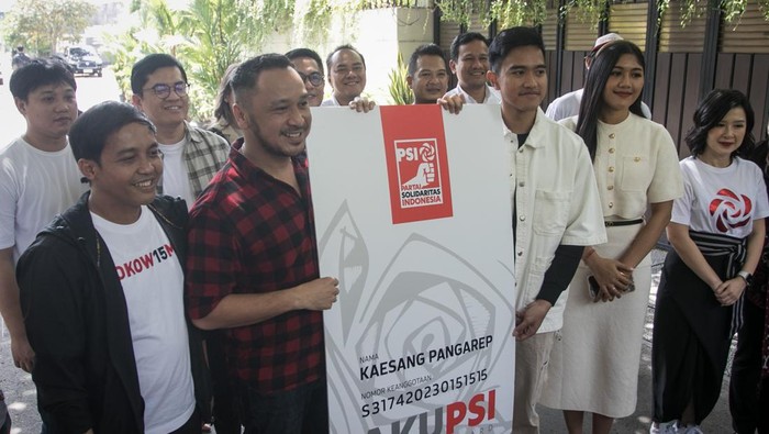Putra bungsu Presiden Joko Widodo, Kaesang Pangarep berdiri di dapen pintu usai menerima friendship card atau Kartu Tanda Anggota (KTA) PSI secara simbolis di Sumber, Solo, Jawa Tengah, Sabtu (23/9/2023). Kaesang Pangarep resmi bergabung menjadi anggota Partai Solidaritas Indonesia (PSI) setelah menerima KTA yang diserahkan secara langsung oleh sejumlah petinggi PSI. ANTARA FOTO/Mohammad Ayudha/rwa.