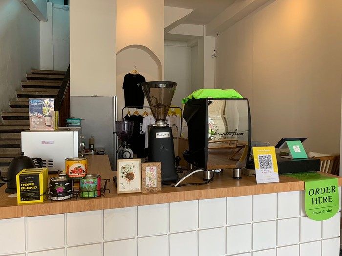 Kafe Ruang Kluarga nyaman untuk santai dan menikmati secangkir kopi.