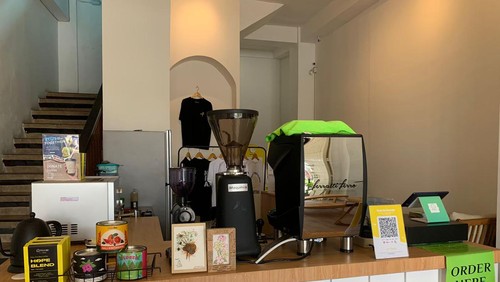 Kafe Ruang Kluarga nyaman untuk santai dan menikmati secangkir kopi.