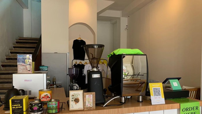 Kafe Ruang Kluarga nyaman untuk santai dan menikmati secangkir kopi.