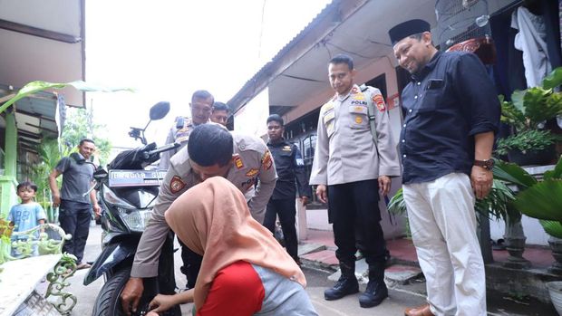 Kapolsek Mampang Prapatan Kompol Dabid Yunior Kanitero membagikan kunci ganda kepada warga untuk antisipasi curanmor.