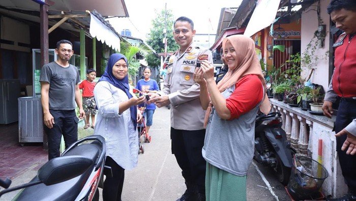 Kapolsek Mampang Prapatan Kompol Dabid Yunior Kanitero membagikan kunci ganda kepada warga untuk antisipasi curanmor.
