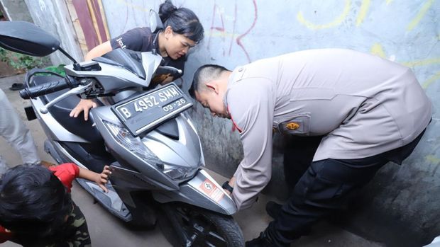 Kapolsek Mampang Prapatan Kompol Dabid Yunior Kanitero membagikan kunci ganda kepada warga untuk antisipasi curanmor.