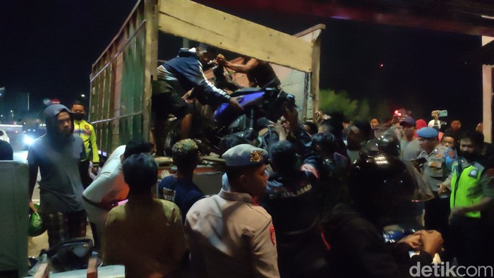 Petugas mengevakuasi sepeda motor yang terlibat kecelakaan di lampu merah exit tol Bawen, Semarang, Sabtu (23/9/2023)