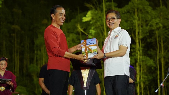 Ketua Umum KADIN Indonesia Arsjad Rasjid menyerahkan peta jalan Indonesia emas ke Presiden Joko Widodo di IKN.