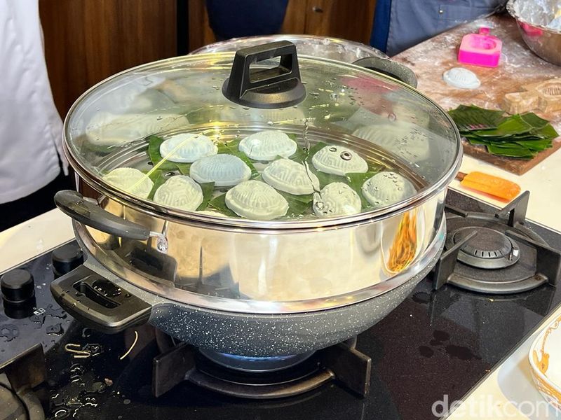 Uniknya Kue Ku Bunga Telang Buatan Chef Eddrian, Ini 4 Tips Membuatnya