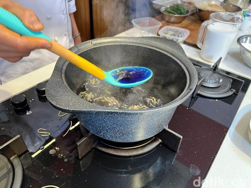 Uniknya Kue Ku Bunga Telang Buatan Chef Eddrian, Ini 4 Tips Membuatnya