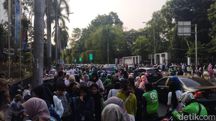 Lalu lintas di kawasan GBK, Jakarta Pusat mengalami kepadatan volume kendaraan jelang konser SMTOWN. Polisi melakukan kanalisasi di 3 titik ruas jalan. (Mulia Budi/detikcom)