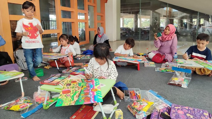 Lomba mewarnai di Pesta Rakyat Simpedes Gresik