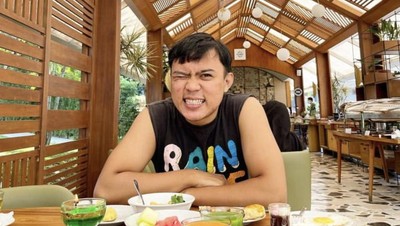 Gaya Seru Aa Juju saat Review Makanan Jujur Lewat Makan Lurr