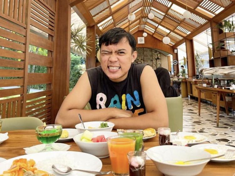 Gaya Seru Aa Juju saat Review Makanan Jujur Lewat Makan Lurr