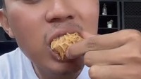 Meski begitu, banyak netizen yang membela Aa’ Juju. Sebelumnya, ia juga pernah didatangi oleh pemilik usaha salad buah bernama Neynis Food. Foto: Instagram @makanlurr