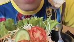 Gaya Seru Aa Juju saat Review Makanan Jujur Lewat Makan Lurr