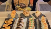 Seperti gaya serunya saat mengulas sushi di restoran Jepang yang satu ini. Ia berhasil membuat penontonnya jadi ngiler. Foto: Instagram @makanlurr