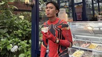 Perseteruan tersebut terjadi setelah Aa’ Juju mengaku lidahnya gatal-gatal karena makan buah nanas yang ada di campuran saladnya. Foto: Instagram @makanlurr