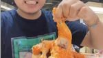 Gaya Seru Aa Juju saat Review Makanan Jujur Lewat Makan Lurr