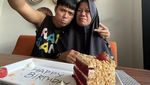 Gaya Seru Aa Juju saat Review Makanan Jujur Lewat Makan Lurr