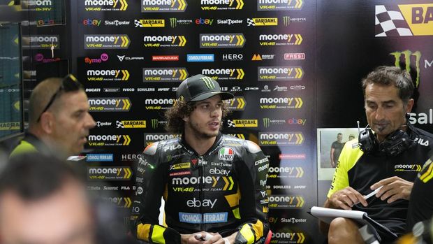 Mooney VR46 Racing Team (Ducati) rider Marco Bezzecchi, center, sits with his team members at Pit Lane during Moto GP Bharat practice session at the Buddh International Circuitin Greater Noida, on the outskirts of New Delhi, India Friday, Sept. 22, 2023. (AP Photo/Manish Swarup)