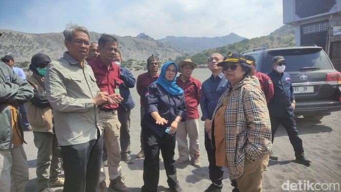 Menteri LHK memantau kawasan Bromo usai kebakaran