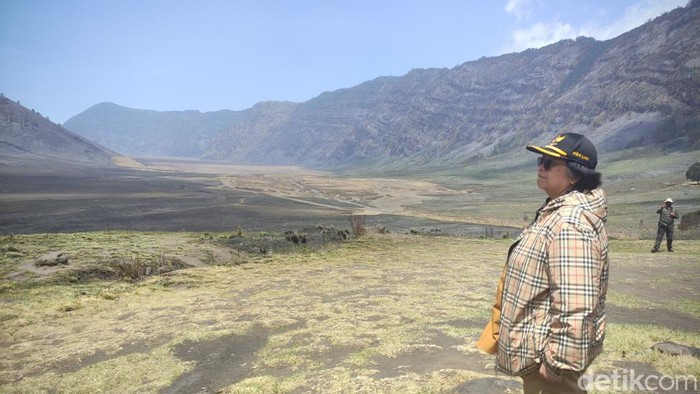 Menteri LHK Siti Nurbaya memantau dampak kebakaran Gunung Bromo